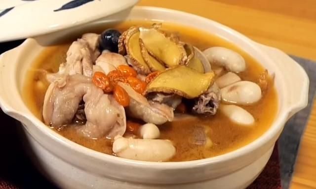 寒冬里的一碗『麻油鸡汤』，只要一个小秘诀，让麻油鸡不苦又香浓