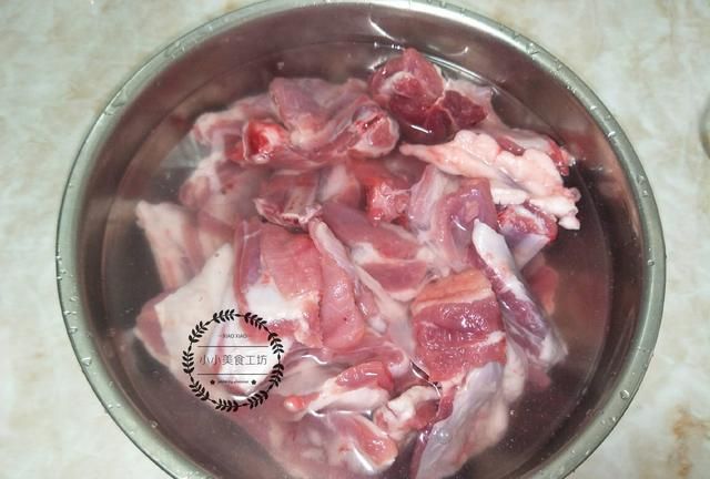 腊月二六炖羊肉，用料有讲究，只需2样，肉鲜嫩汤香浓，滋补营养