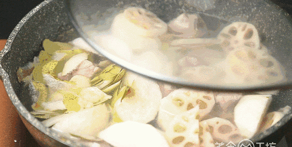 如何做莲藕汤,猪脚汤莲藕汤图11