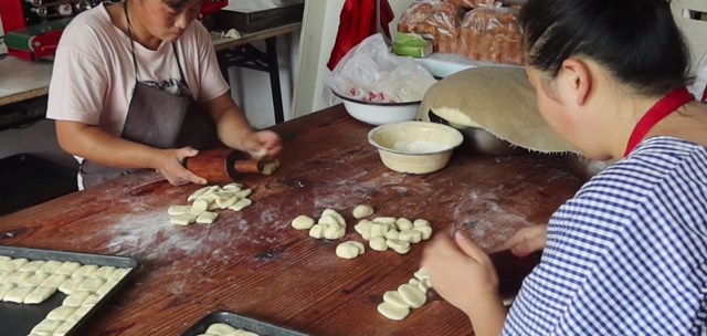 江苏小镇传统小吃，已传承4代，传统工艺纯手工敲打，想吃需预定