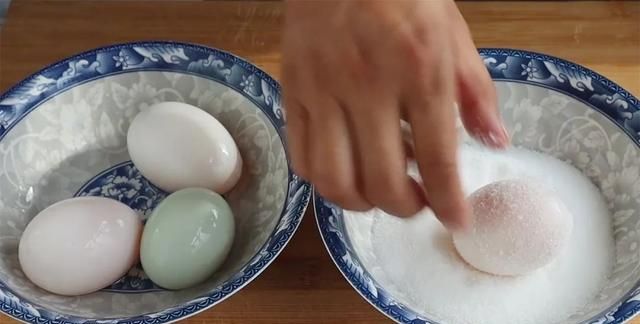 腌制咸鸭蛋的2种做法，蛋黄个个起沙流油，简单实用，学会不用买