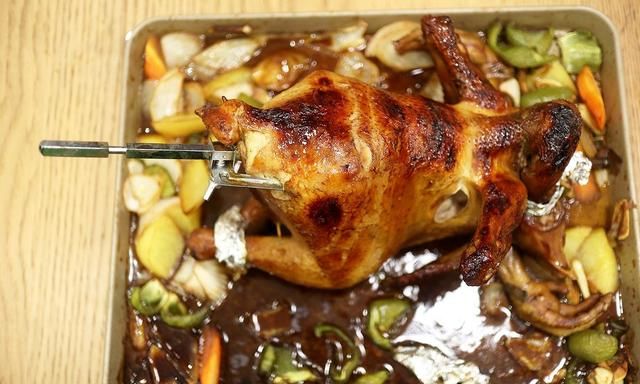 香喷喷的烤全鸡真诱人，烤的时候加点料，皮焦肉嫩的一桌菜都有了