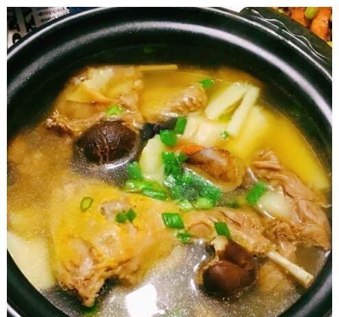 炖鸽子汤的正确做法，汤鲜柔嫩，营养不流失