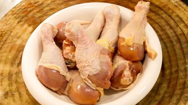 蜜汁鸡腿的家常做法，肉嫩多汁，不油不腻，吃了会上瘾