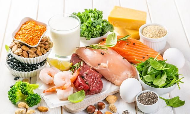 减脂、增肌的人，每天要补充多少蛋白质？怎么提升蛋白吸收率？