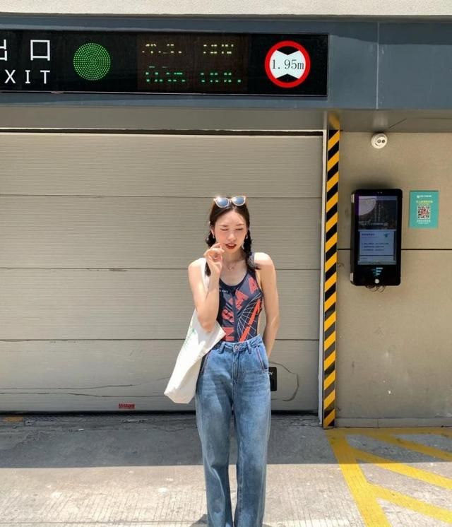 突然走红了一种穿法，叫：“泳衣外穿”！时髦显腿长
