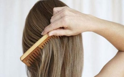 用什么洗头发可以改善发质(头发毛躁细软的发质正确洗头方法)