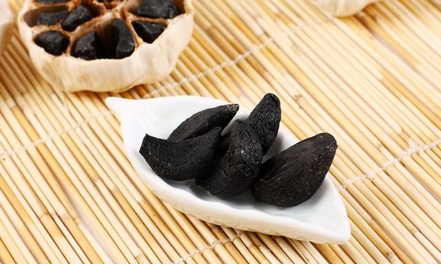 黑蒜的神奇功效你知道多少,黑蒜是怎么做的有什么功效图6