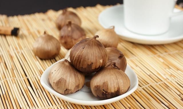 黑蒜的神奇功效你知道多少,黑蒜是怎么做的有什么功效图7