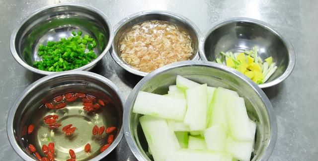 虾皮配什么最好吃？分享4种简单做法，每天吃点，把全家钙补足了