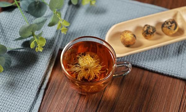 清肝明目的枸杞菊花茶，不是人人都能喝，1种人喝了就拉肚