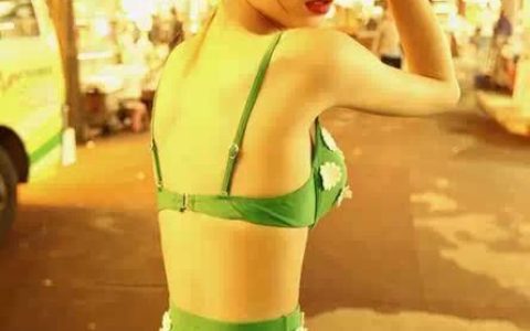 平胸女孩应该怎么穿泳衣才能时尚又挺拔呢