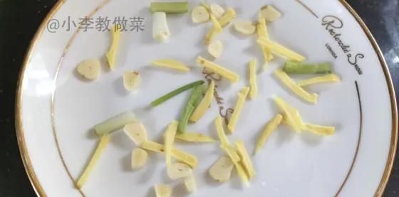 今天教大家做一个清蒸草鱼