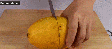 芒果剥皮原来还有技巧，教你几个小方法，简单快速，还不弄脏双手