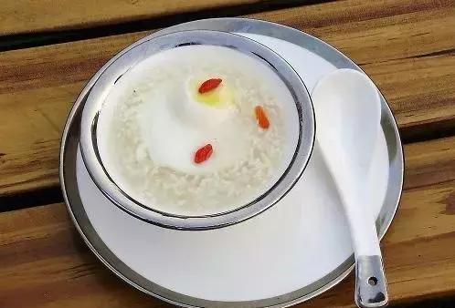 白露降，寒蝉鸣，营养师们都在吃的“二黄二红”是啥？