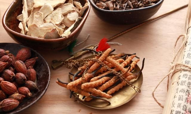 湿热患者如何调理？八味中药，清热祛湿，用于食积湿热内阻肠胃症