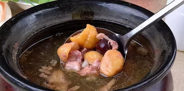 板栗炖鸡 汤鲜味美 老少皆宜 一道很经典的滋补菜肴