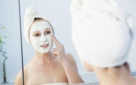 面粉加什么敷脸效果好(面粉和什么做面膜最好)