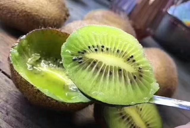 红心猕猴桃怎么去皮更简单,怎么吃更有食欲图2