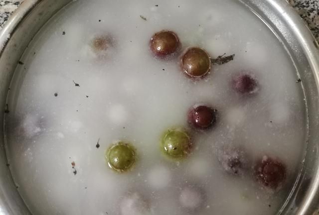 洗葡萄时，有人用面，有人用盐，老果农：都不对，这样洗才正确