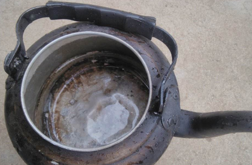 热水壶里面残留“水垢”？用这3个方法，去除水垢干净卫生