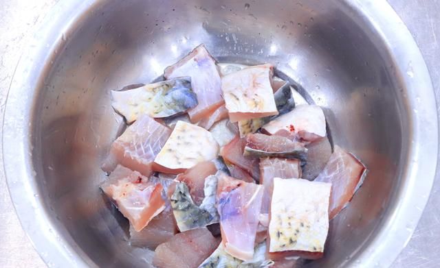 厨师长教你家常鱼块做法，淋上糖醋料汁下锅焖，酸甜爽口肉鲜嫩