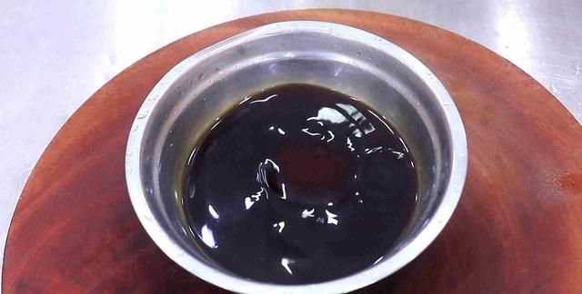 厨师长教你家常鱼块做法，淋上糖醋料汁下锅焖，酸甜爽口肉鲜嫩