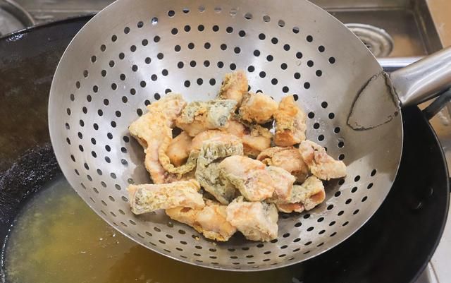 厨师长教你家常鱼块做法，淋上糖醋料汁下锅焖，酸甜爽口肉鲜嫩