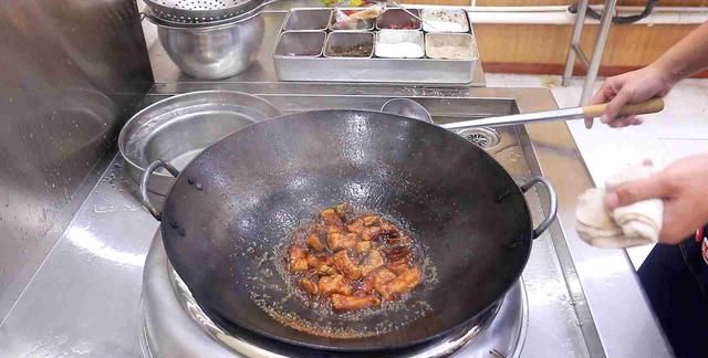 厨师长教你家常鱼块做法，淋上糖醋料汁下锅焖，酸甜爽口肉鲜嫩