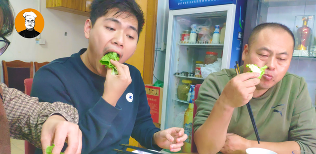 孩子嘴馋想吃烤肉，老刘买五花肉秘制腌制，搭配生菜过瘾又解馋