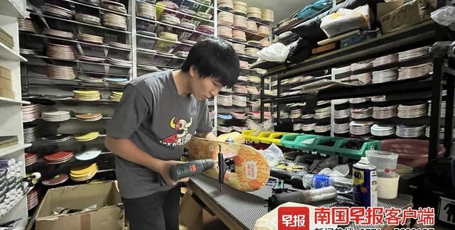 万物皆可滑板！广西90后小伙凭方便面、雪糕棍滑板“出圈”，但他却说……