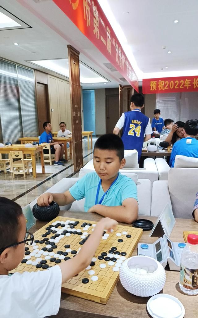 下围棋一定要跟高手下，才能更快的提升自己的棋力