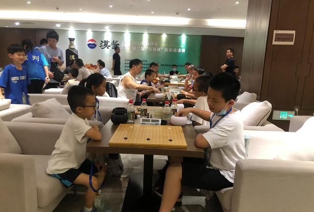 下围棋一定要跟高手下，才能更快的提升自己的棋力