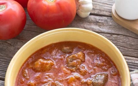 蕃茄牛尾汤，鲜掉眉毛的番茄牛尾汤，开胃又暖和，特别适合冬天喝，营养很丰富