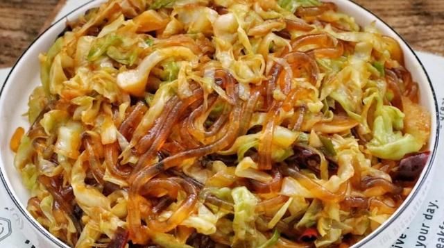 包菜炒红薯粉条家常做法(红薯粉条肉包菜)图1