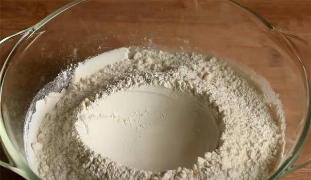 面粉最过瘾的做法，简单还快速，蓬松暄软不油腻，一次10个不够吃