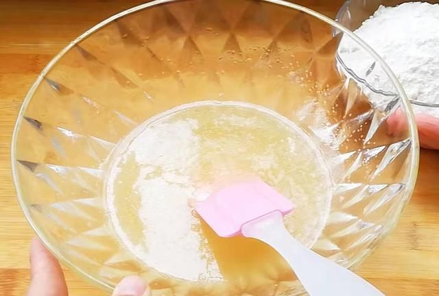 不用转化糖浆，用蜂蜜做月饼更简单，3分钟就学会，比买的还好吃