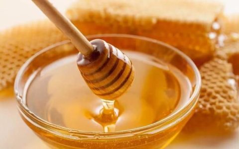 蜂蜜珍珠粉面膜怎么做看,怎么样在家用珍珠粉自制美白面膜