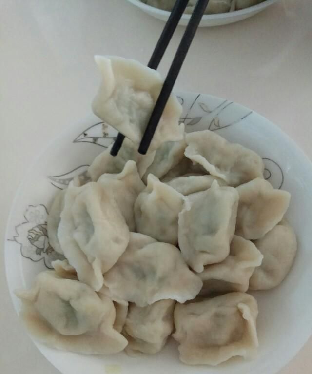 白菜肉饺子馅怎样调好吃,白菜胡萝卜粉条肉饺子馅图1