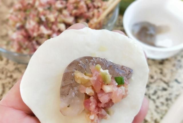 虾仁饺子怎么调馅好吃(虾仁茴香馅饺子怎么调馅)图13