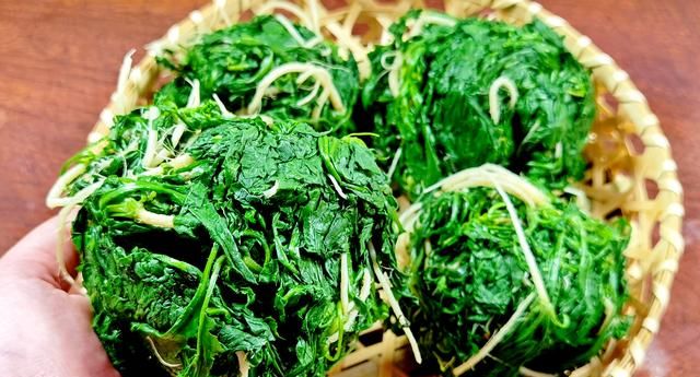 荠菜是“护眼冠军”，高钙高蛋白，比白菜、韭菜还鲜，包饺子真香