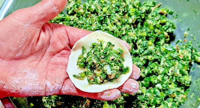 荠菜是“护眼冠军”，高钙高蛋白，比白菜、韭菜还鲜，包饺子真香