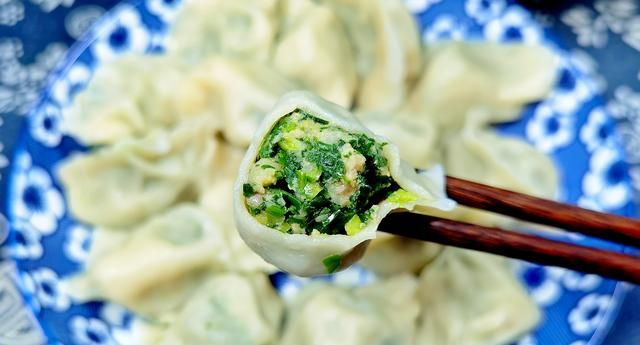 荠菜是“护眼冠军”，高钙高蛋白，比白菜、韭菜还鲜，包饺子真香