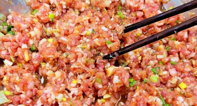 荠菜是“护眼冠军”，高钙高蛋白，比白菜、韭菜还鲜，包饺子真香