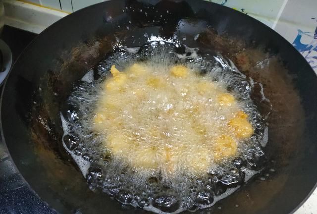 炸肉丸子，加面粉还是淀粉？教你正确做法，外酥里嫩不发硬