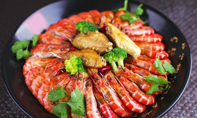 广东名菜椒盐虾，做法原来如此简单，焦香咸辣，外酥里嫩，好吃