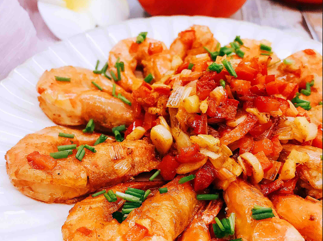 广东名菜椒盐虾，做法原来如此简单，焦香咸辣，外酥里嫩，好吃