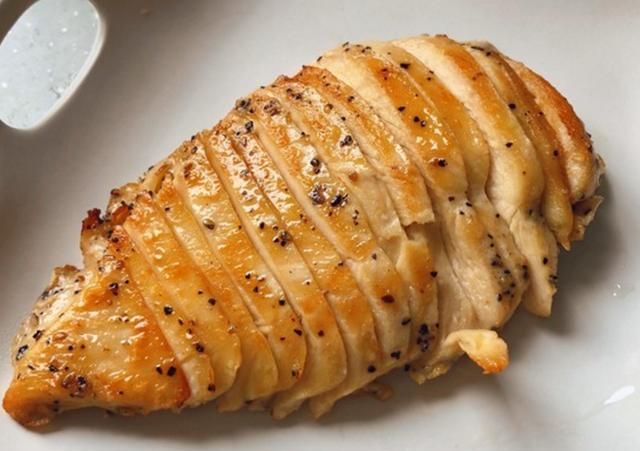冷冻鸡胸肉怎么做才好吃,冷冻的鸡胸肉丸子怎么做图1