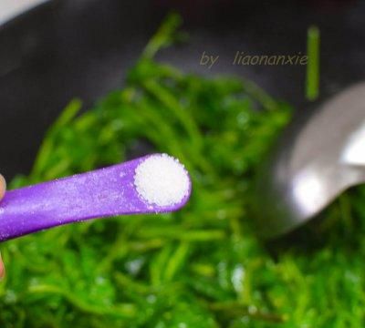 早晨来一碗油盐炒枸杞芽，大人小孩都爱吃