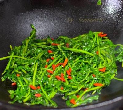 早晨来一碗油盐炒枸杞芽，大人小孩都爱吃
